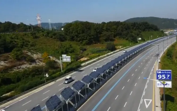 Solárne panely nad cyklotrasou v Južnej Kóreji